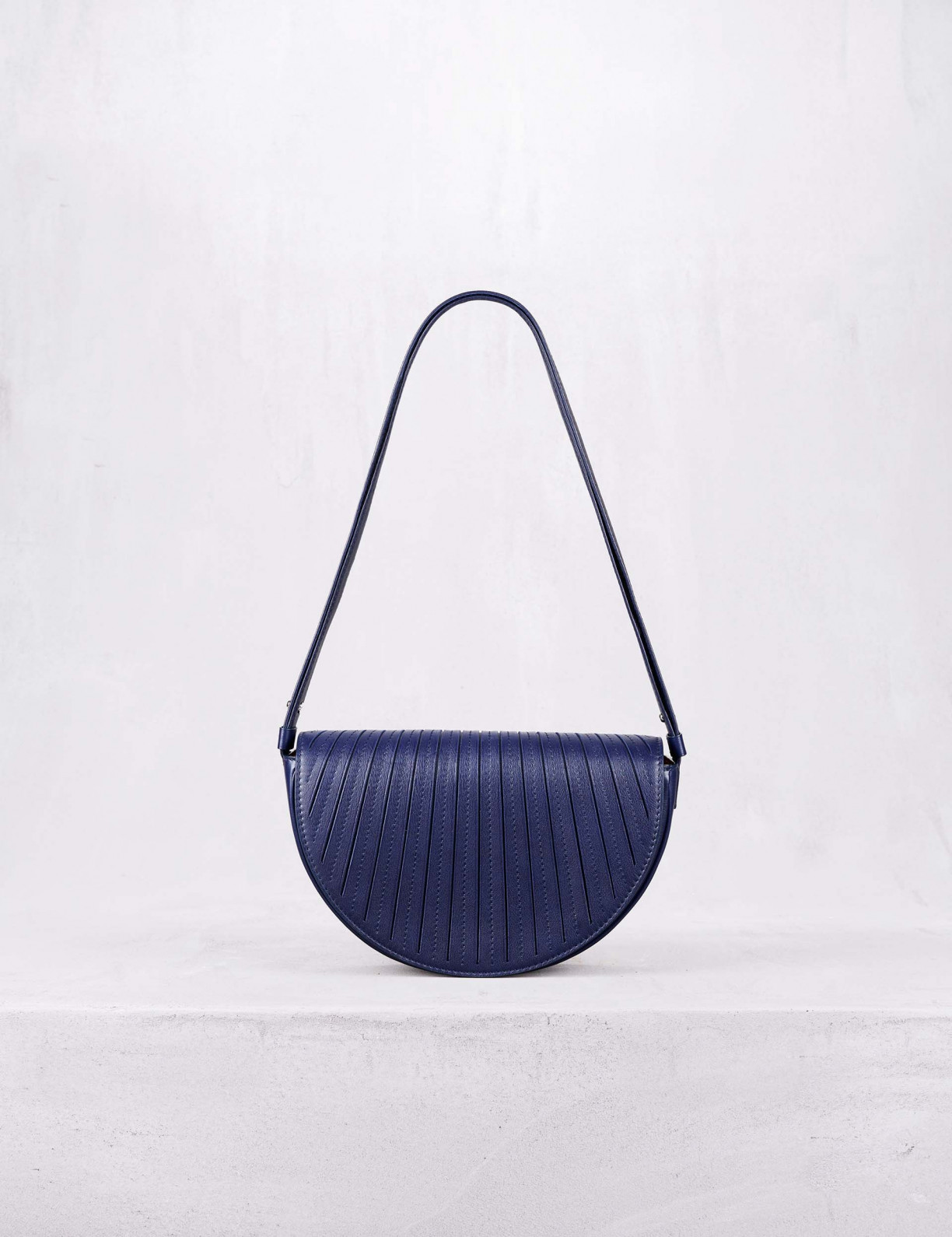 32.04 Cross body bag in pleated leather