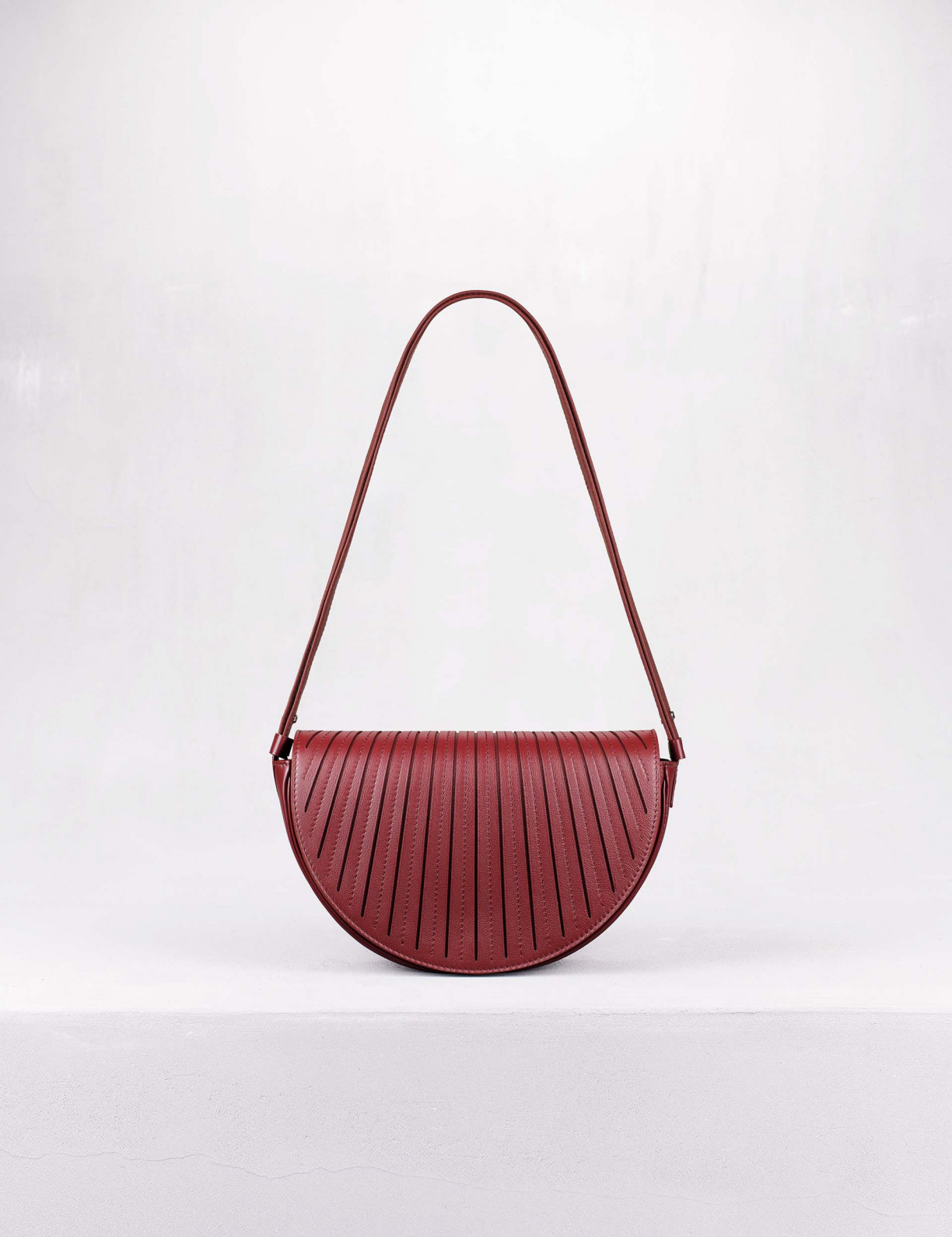 32.04 Cross body bag in pleated leather