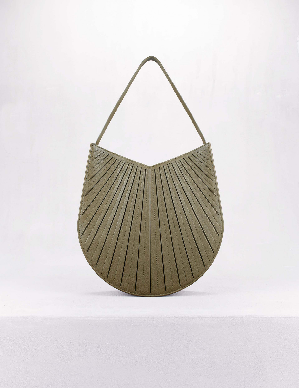 32.06 Hobo bag in pleated leather