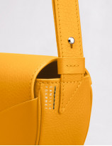 32.04 Cross body bag in leather